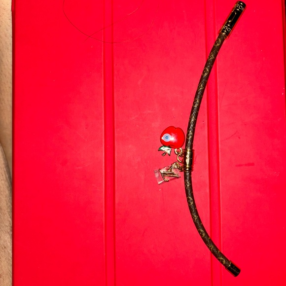 Louis Vuitton 57th Street NYC LV Apple Bracelet - Picture 5 of 7